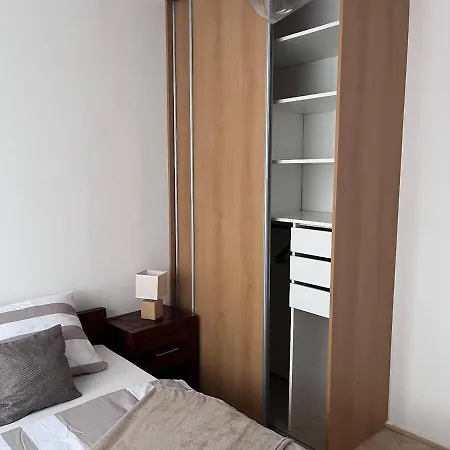 Spacious 2 Bedroom 1 Stop From Historical Center Apartment
