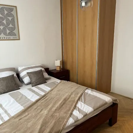 Apartment Spacious 2 Bedroom 1 Stop From Historical Center