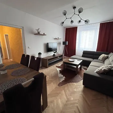 Spacious 2 Bedroom 1 Stop From Historical Center Apartment *